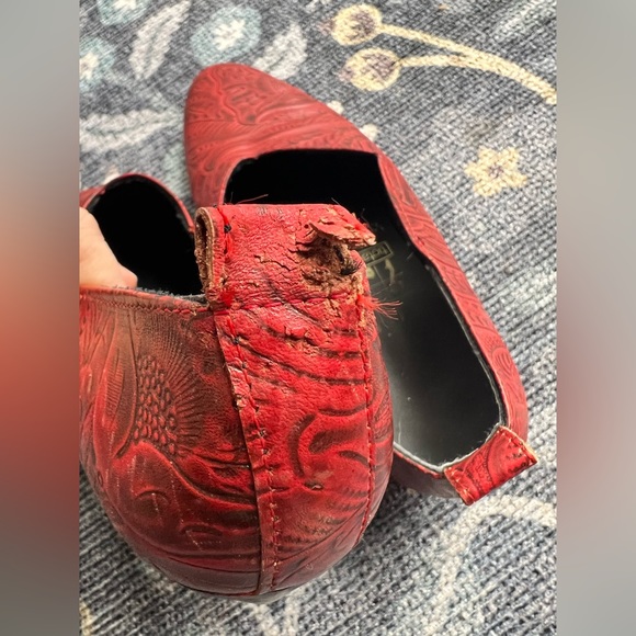 Vintage red tooled leather shoes by tic tac toes - Picture 7 of 10